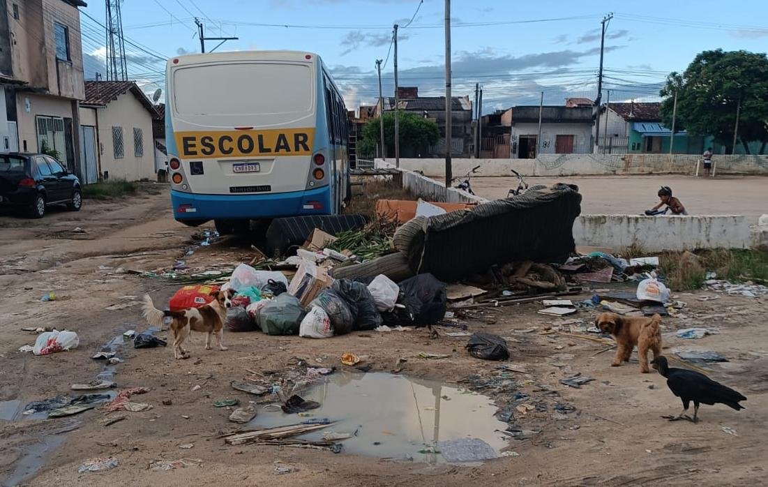 Deprimente: lixo e entulhos invadem as ruas de Eunápolis