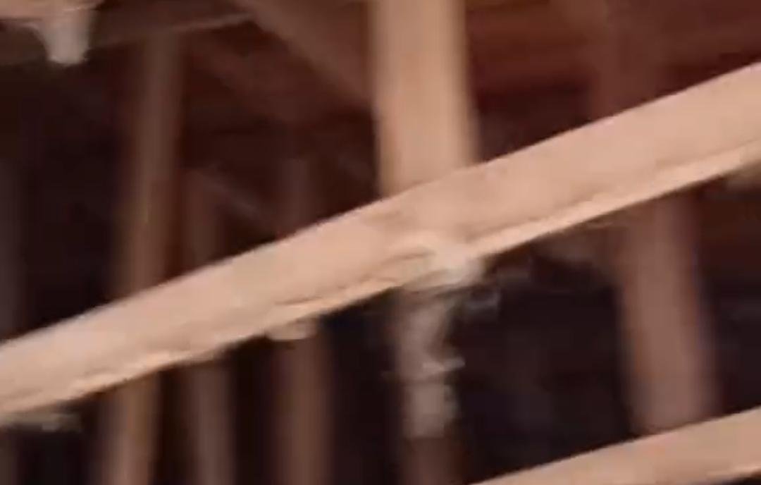 Risco de uma tragédia: teto de escola caiu quase na cabeça de uma criança em Eunápolis