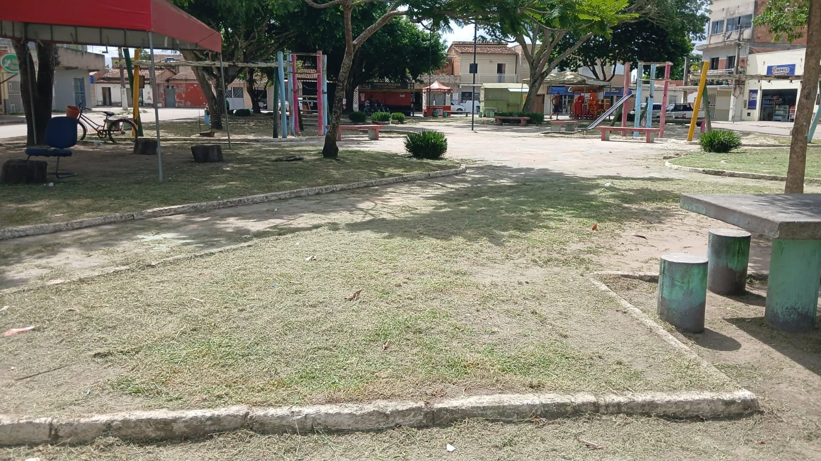 De tanto esperar: moradores limpam Praça dos Trabalhadores no bairro Moisés Reis