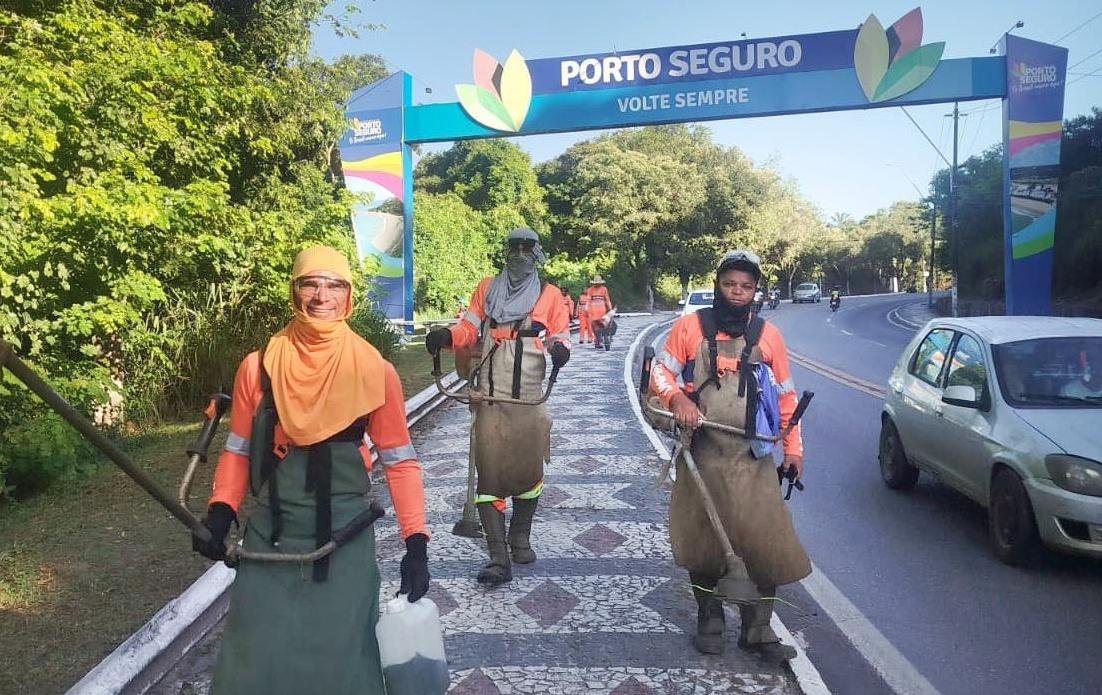 Equipes do Ação + Limpeza da prefeitura de Porto Seguro reforçam serviços no Centro e Orla Norte
