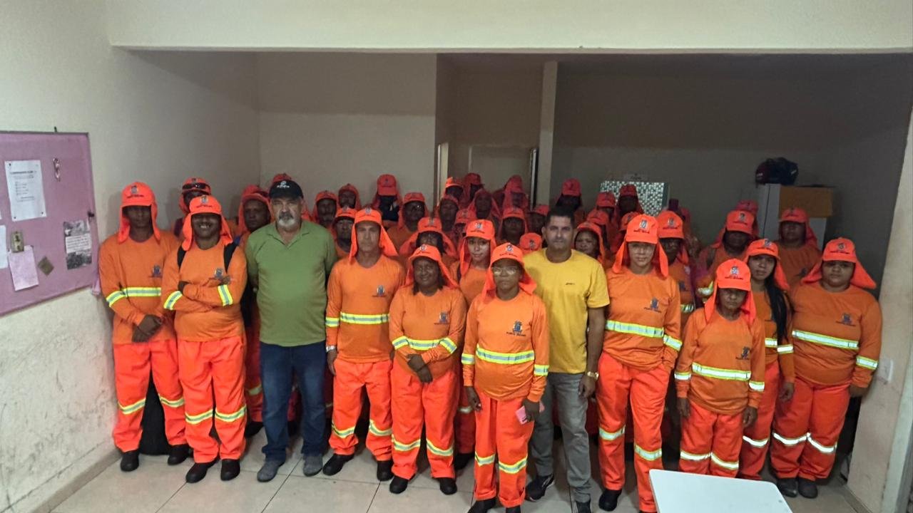 Servidores da limpeza pública recebem novos uniformes