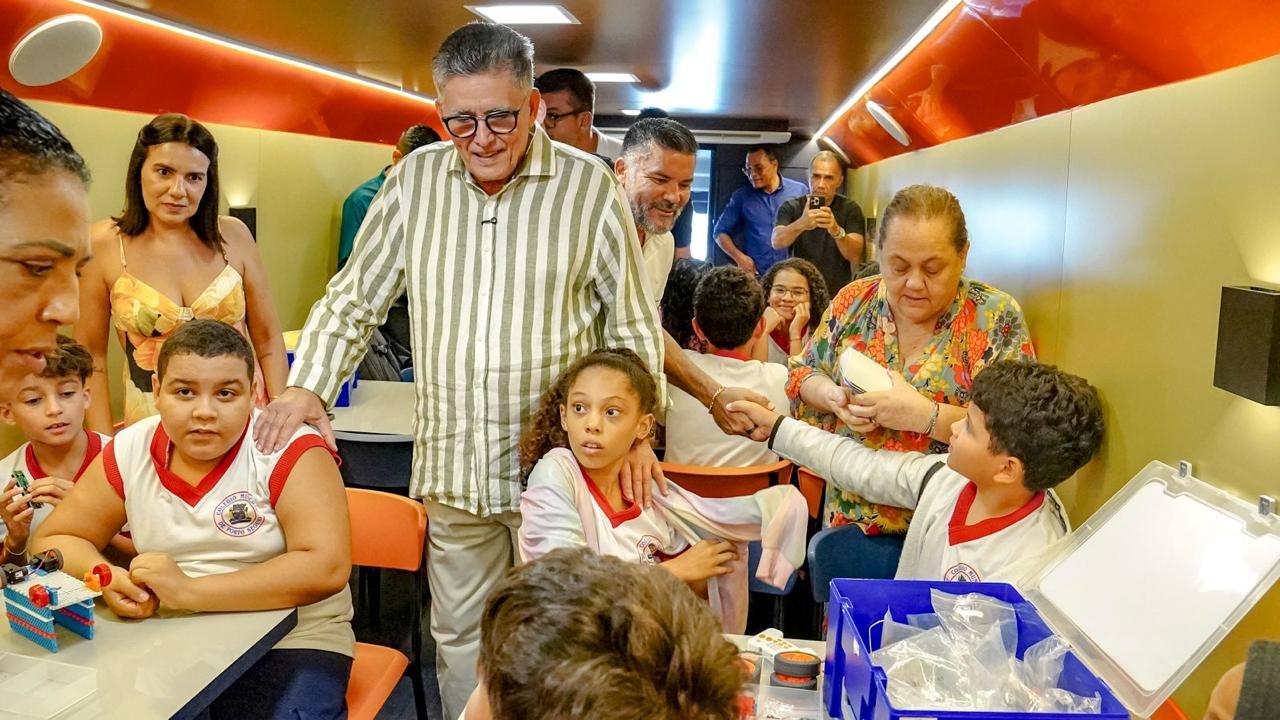 Prefeito Jânio Natal visita projeto de robótica e avalia rumos da educação