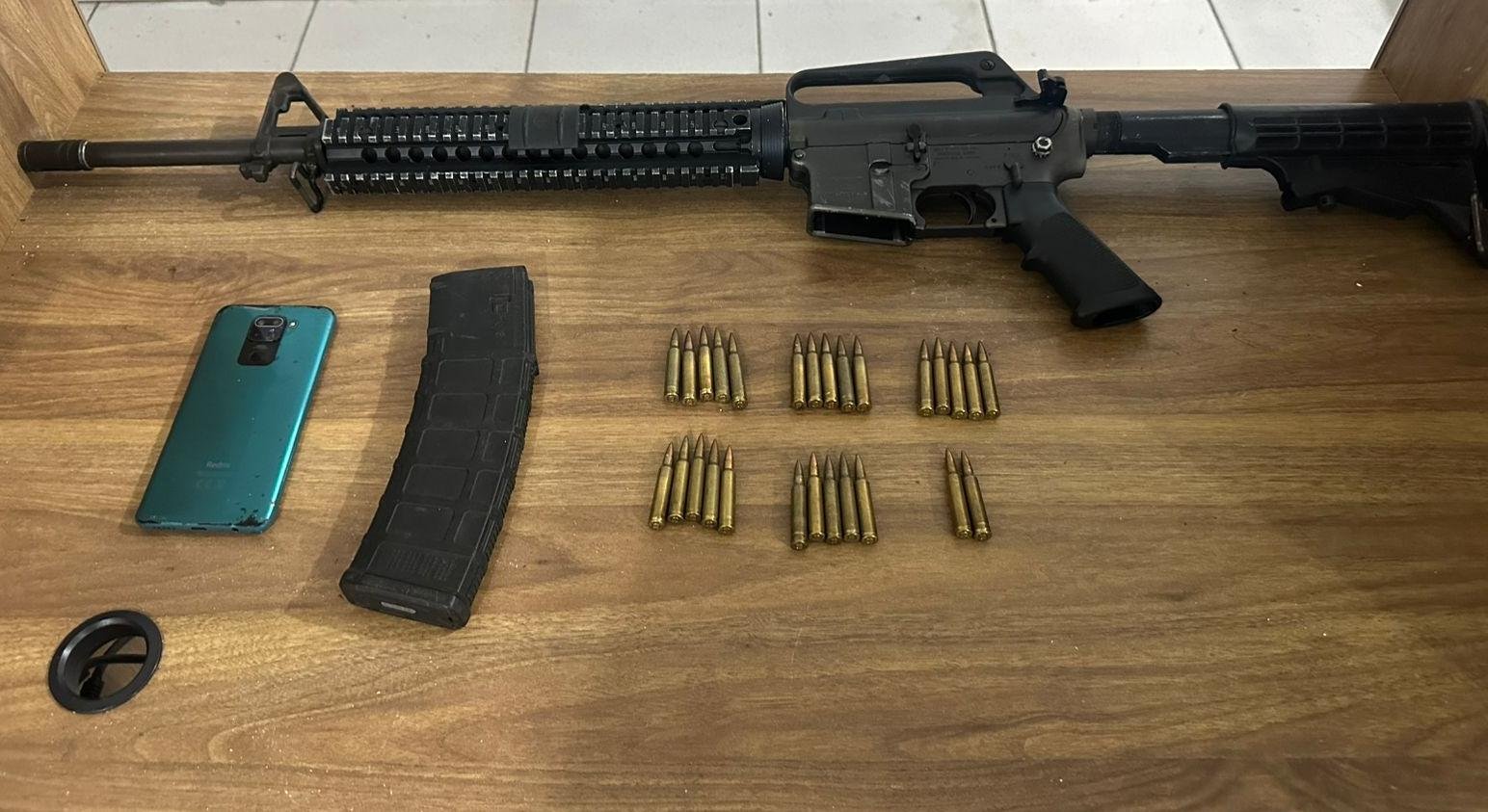 Operação policial apreende fuzil e neutraliza indivíduo em Arraial d’Ajuda