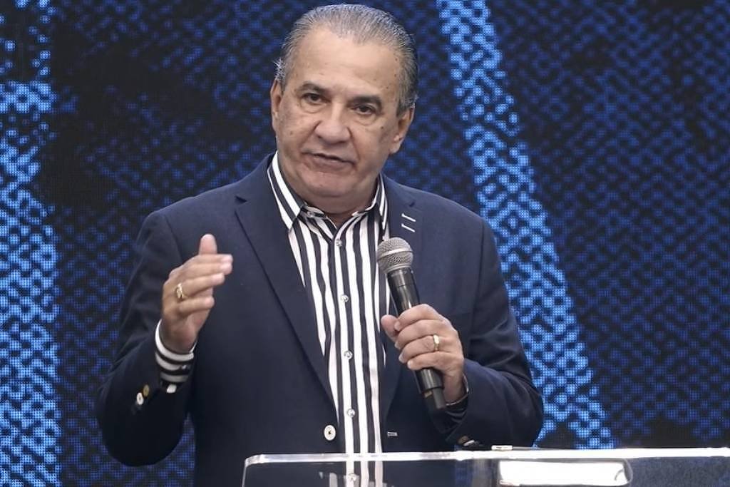 Malafaia diz ser alvo de perseguição do STF em culto ao lado de Flávio Bolsonaro no Rio