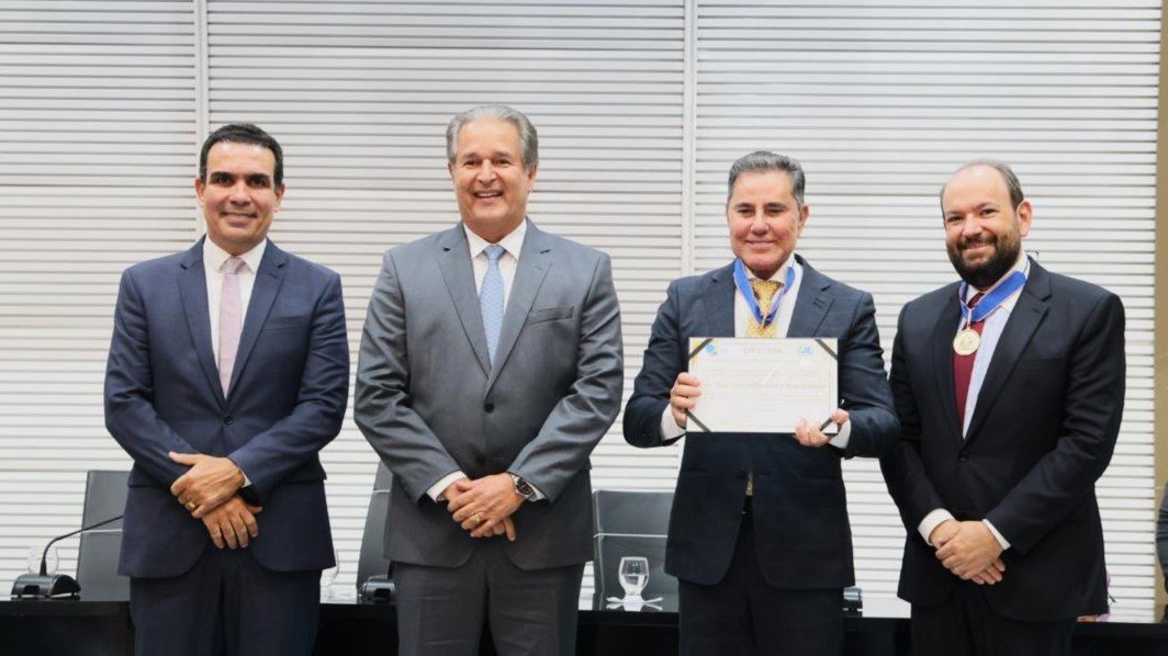 Presidente do TJ-BA recebe medalha em reconhecimento à sua atuação para o fortalecimento da Justiça Eleitoral