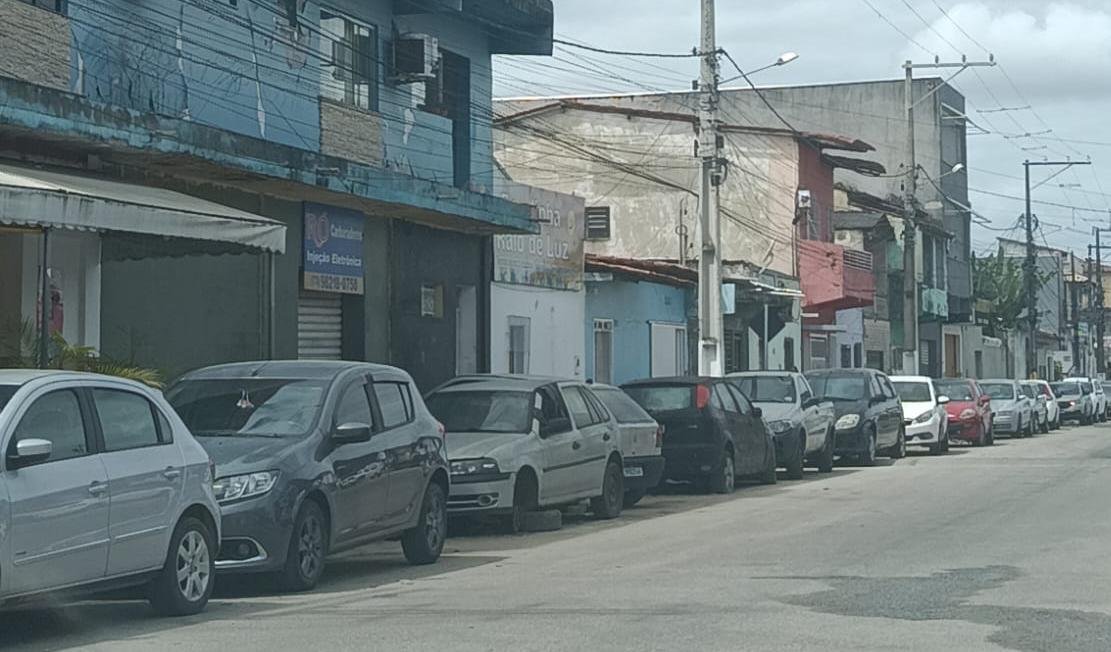 Carros velhos e abandonados invadem as ruas de Eunápolis