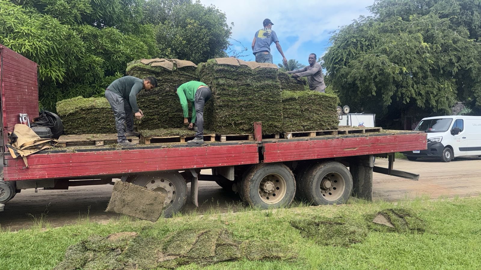 QUADRADO DE TRANCOSO RECEBE AÇÃO DE REVITALIZAÇÃO COM PLANTIO DE GRAMA E CUIDANDOS PAISAGÍSTICOS