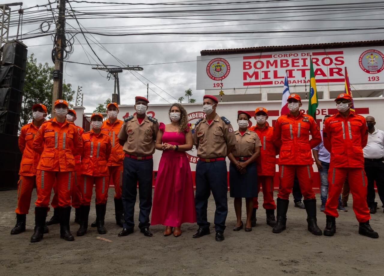 TBT: Prefeita Cordélia Torres entrega Corpo de Bombeiros e REURB em dia de conquistas importantes para Eunápolis