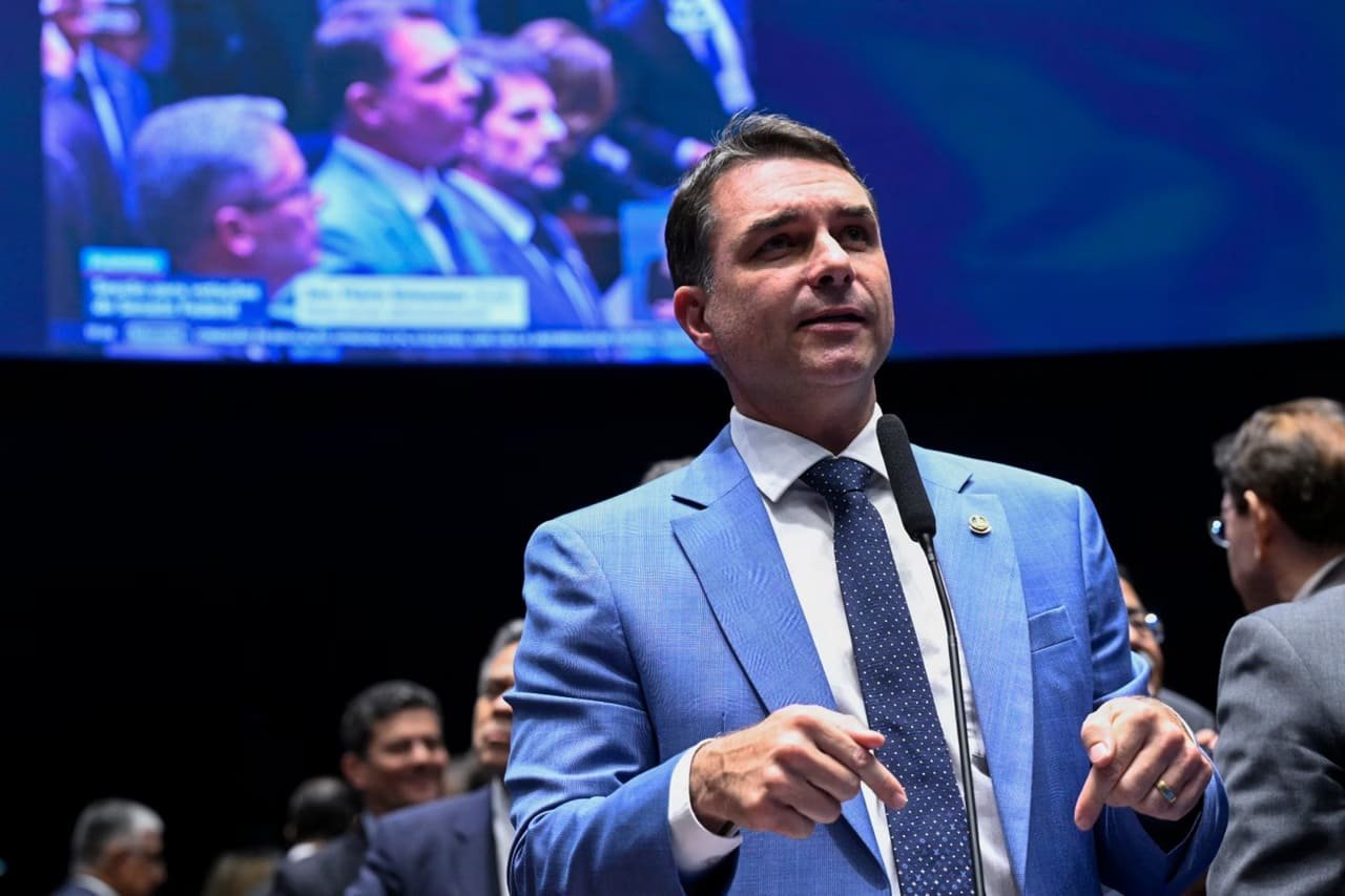 Flávio leva Janones ao STF por discurso de ódio nas redes