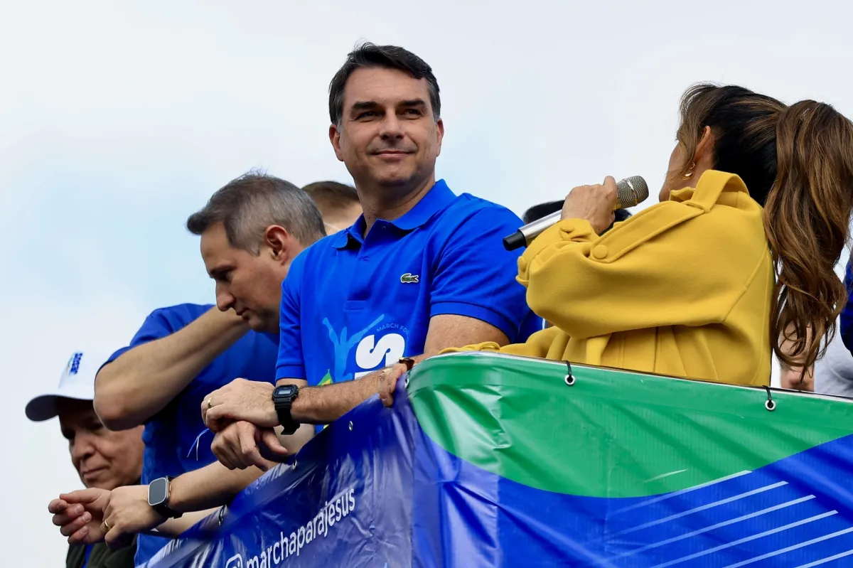 “Orar pelo Brasil”, diz Flávio Bolsonaro durante Marcha para Jesus