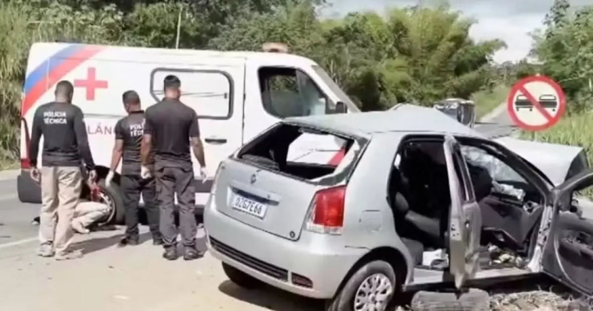 Acidente entre ambulância e carro deixa dois mortos e cinco feridos no Sul da Bahia