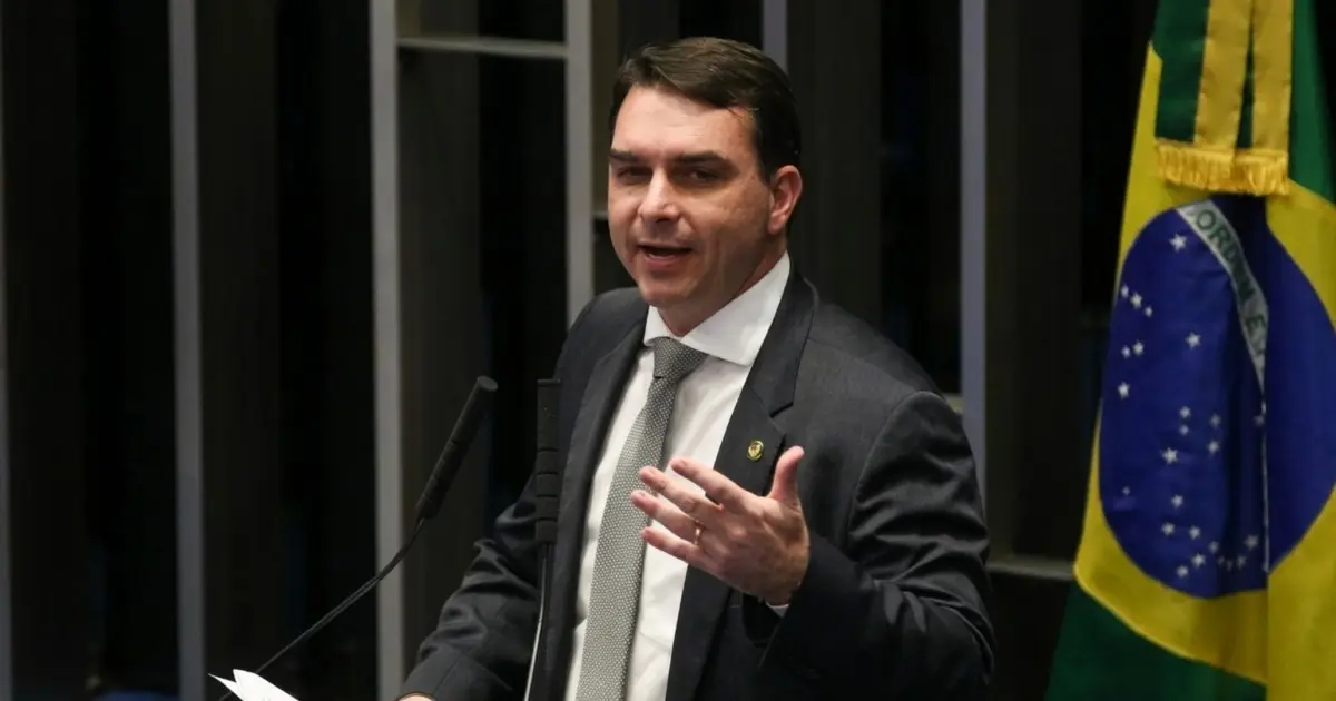 Flávio Bolsonaro diz esperar união com Zema e Caiado no segundo turno para derrotar o PT
