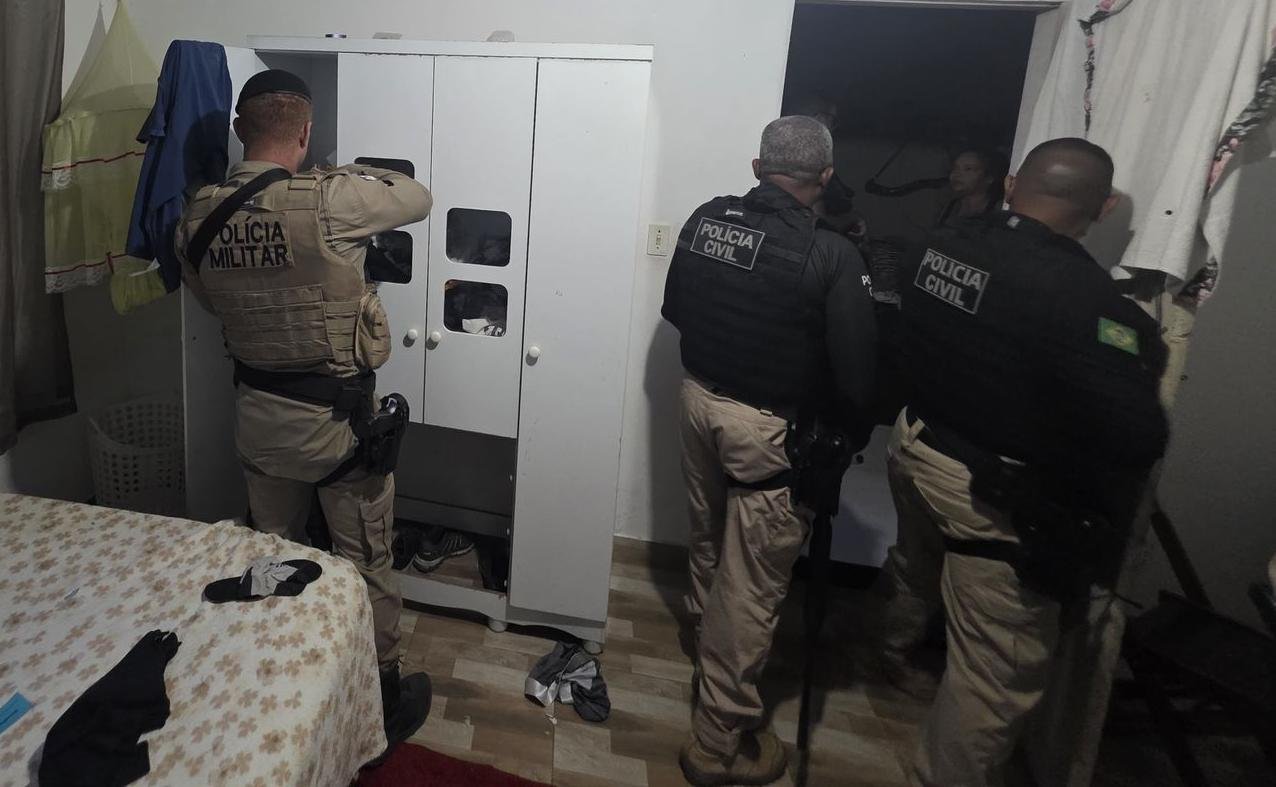 Operação policial em diversos bairros em Eunápolis