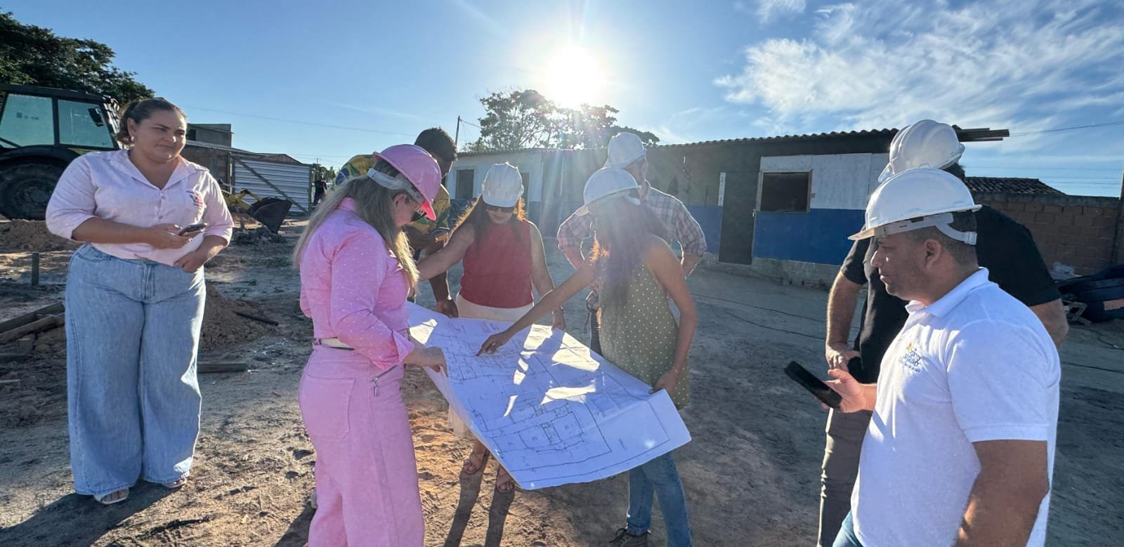 Secretária da Mulher de Porto Seguro visita obras municipais nas áreas de Educação e Saúde