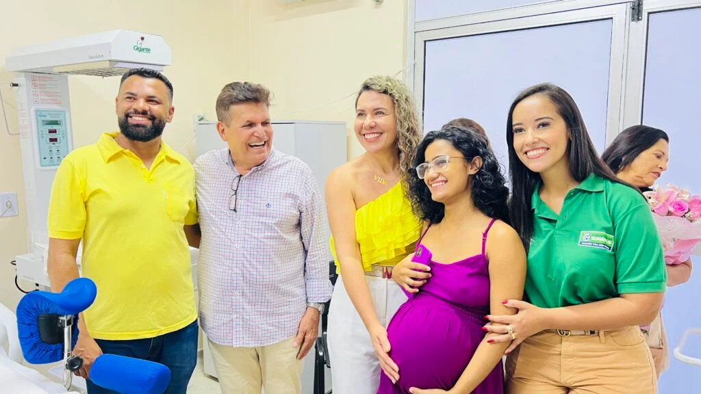 TBT: Prefeita Cordélia revoluciona saúde materno-infantil com entrega do Centro de Parto Normal em Eunápolis