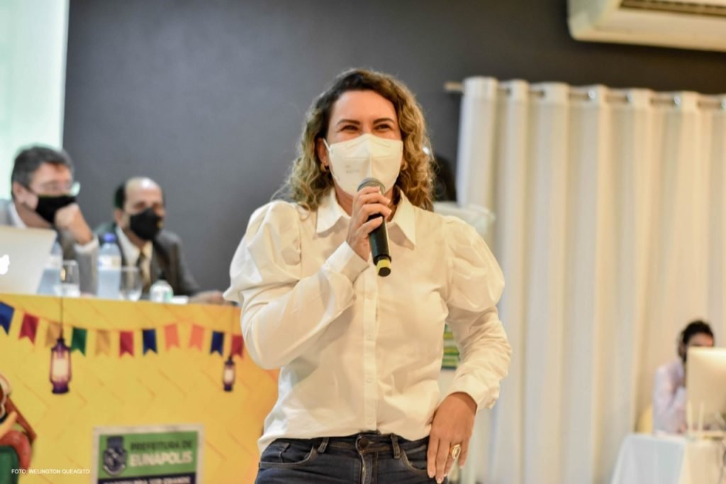 TBT-Prefeita Cordélia anuncia durante coletiva de imprensa, a Live São João se Encontra com Pedrão em Eunápolis