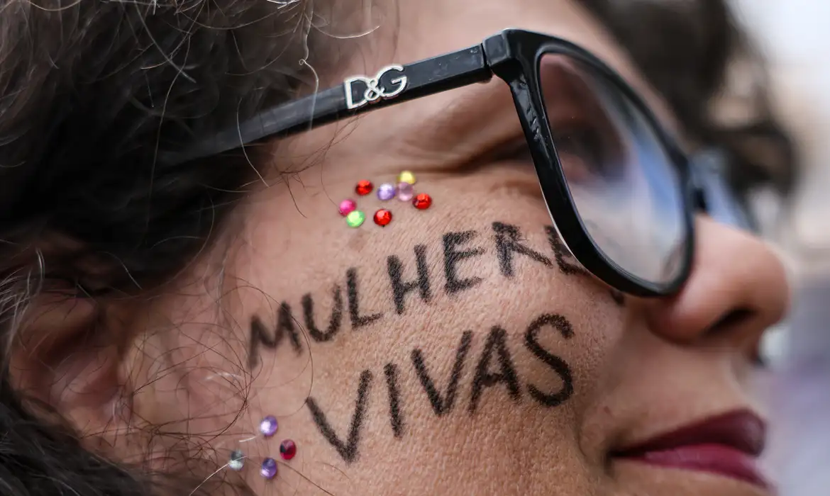 Pesquisa mostra avanço da conscientização, mas violência contra a mulher ainda é relativizada por parte dos brasileiros