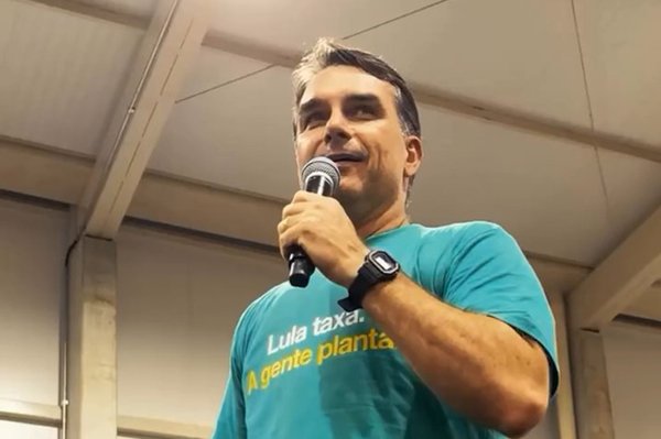 Flávio Bolsonaro faz campanha em reduto do pai na Bahia e critica governo Lula
