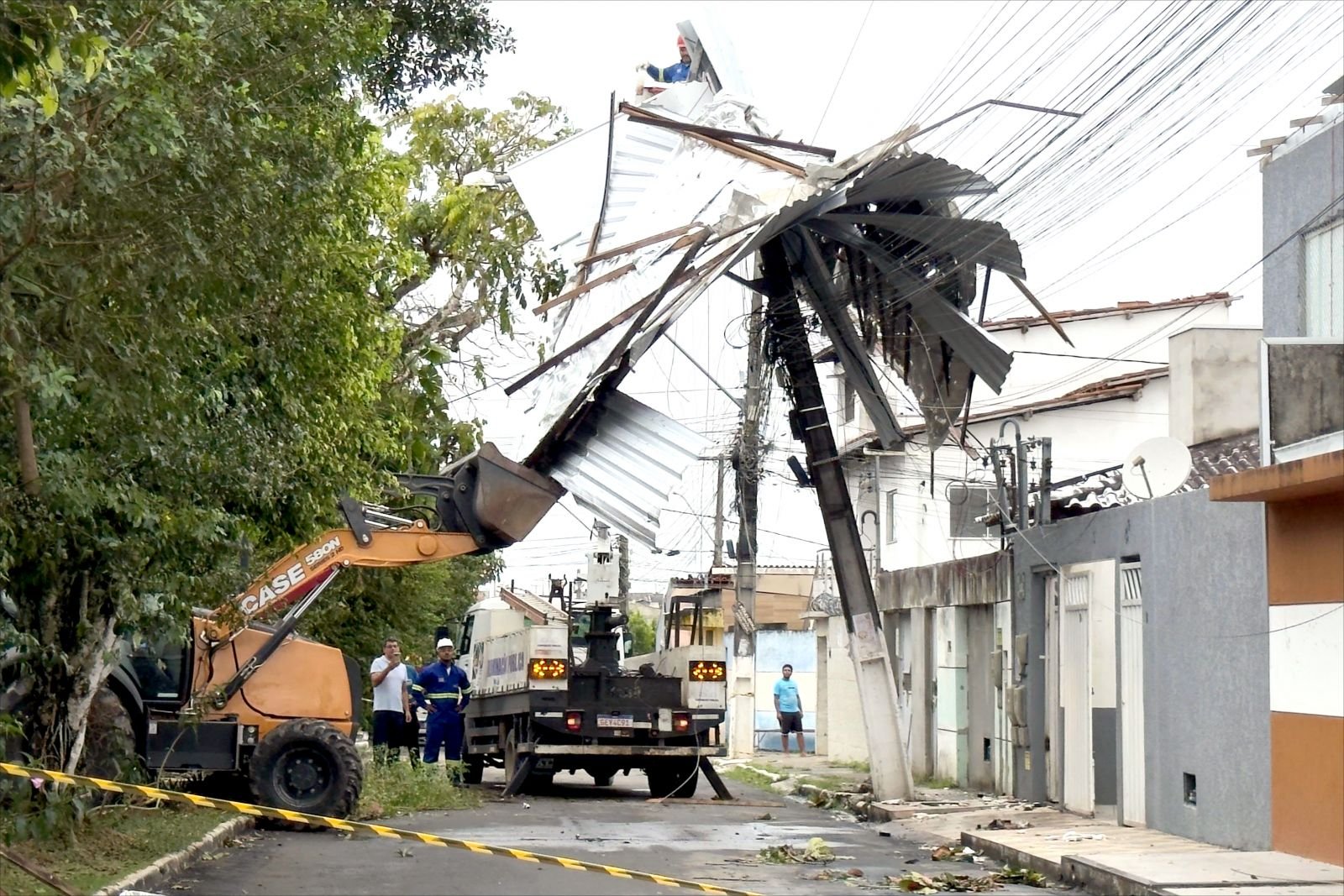 Prefeitura de Eunápolis decreta Situação de Emergência após vendaval e intensifica ações de recuperação