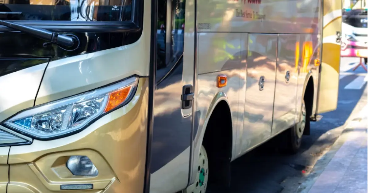 Homem furta ônibus, bate em poste e é preso após perseguição no Extremo Sul da Bahia