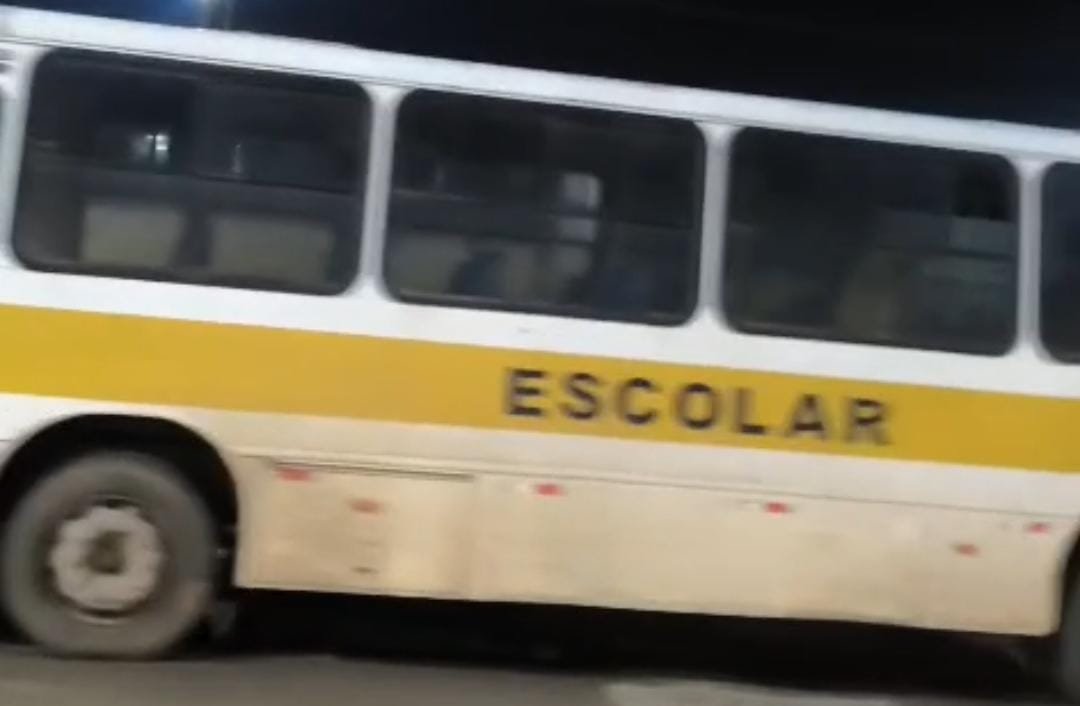 Ônibus escolares em evento político levanta suspeitas e gera denúncia em Eunápolis