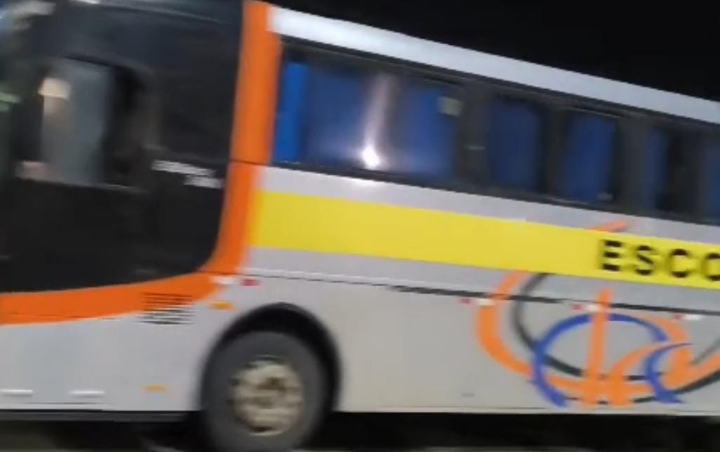 Ônibus escolares em evento político e denúncias de público pago repercutem após PGP em Eunápolis