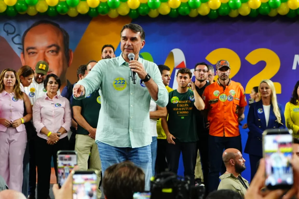 Flávio vence Lula por 52% a 35% no Paraná, diz Real Time