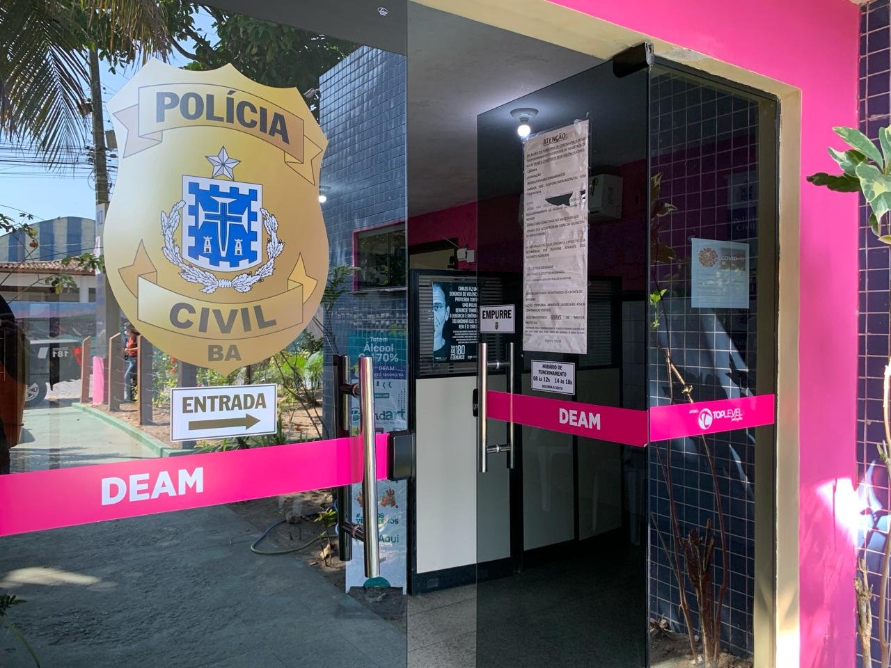 ERA SÓ O QUE FALTAVA! Homem invade delegacia armado enquanto perseguia mulher em Barreiras