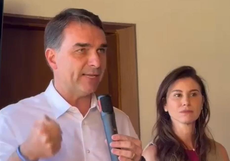Flávio cita Lulinha, roubo aos aposentados e cobra explicações de Lula