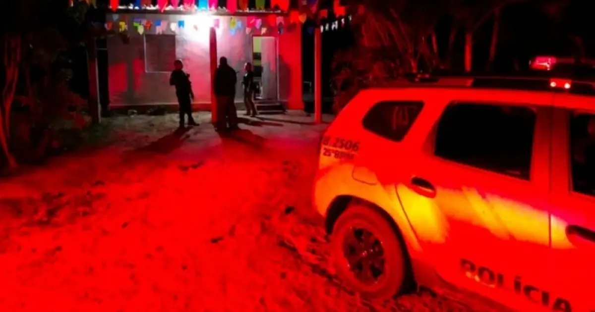 Irmãos são mortos dentro de casa em Feira após atiradores se passarem por policiais e invadir imóvel