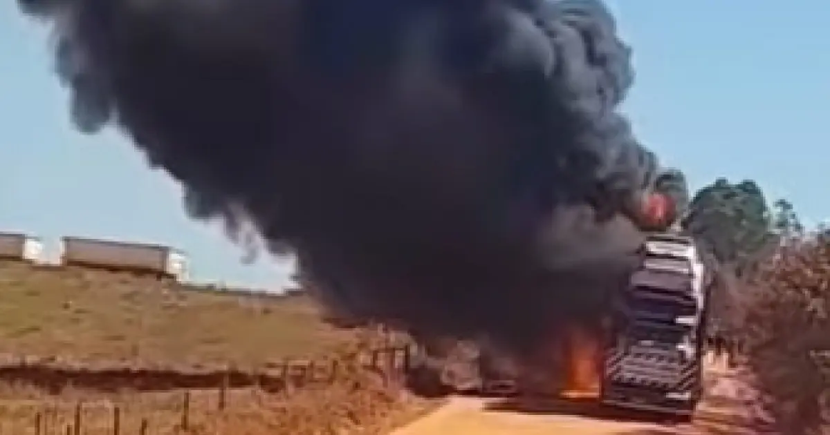 Carreta-cegonha com veículos pega fogo em desvio da BR-101, em Belmonte