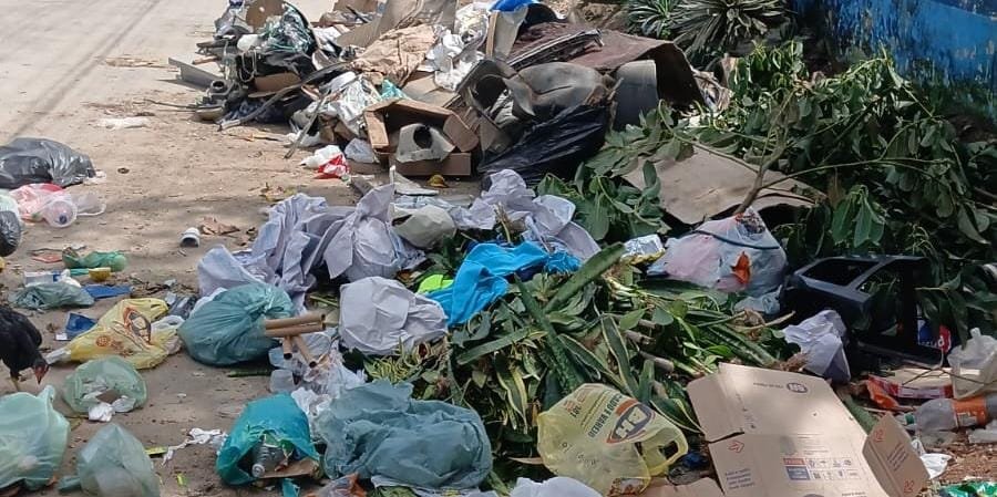 Lixo e entulhos tomam conta das ruas de Eunápolis e população cobra providências