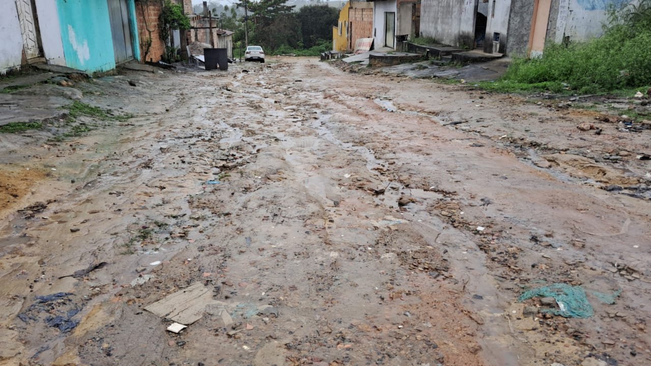 PREFEITURA ANUNCIA PAVIMENTAÇÃO, MAS IMAGENS MOSTRAM REALIDADE DIFERENTE EM EUNÁPOLIS