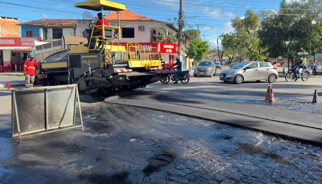 Após obras de drenagem, Rua 15 de Novembro recebe recapeamento no entorno do Centro de Cultura