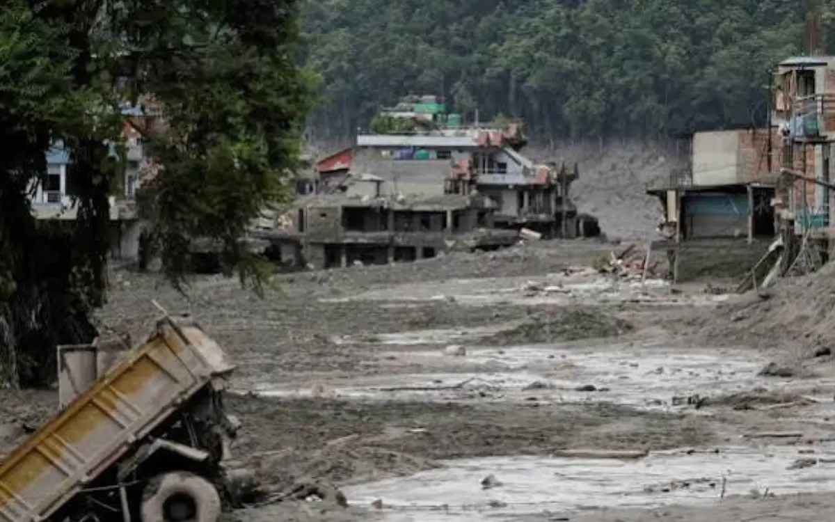 Avalanche deixa rastro de destruição no Nepal e Tibet