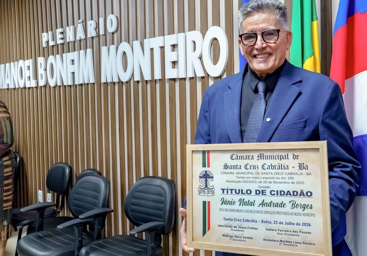 Câmara de Vereadores de Cabrália entega título de cidadão ao prefeito de Porto Seguro Jânio Natal