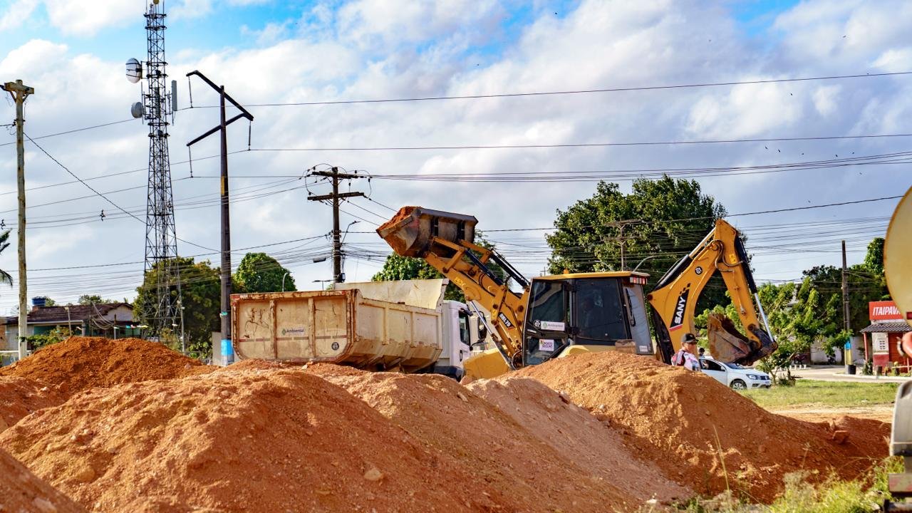 Agrovila recebe ações de patrolamento e manutenção com máquinas pesadas em Porto Seguro