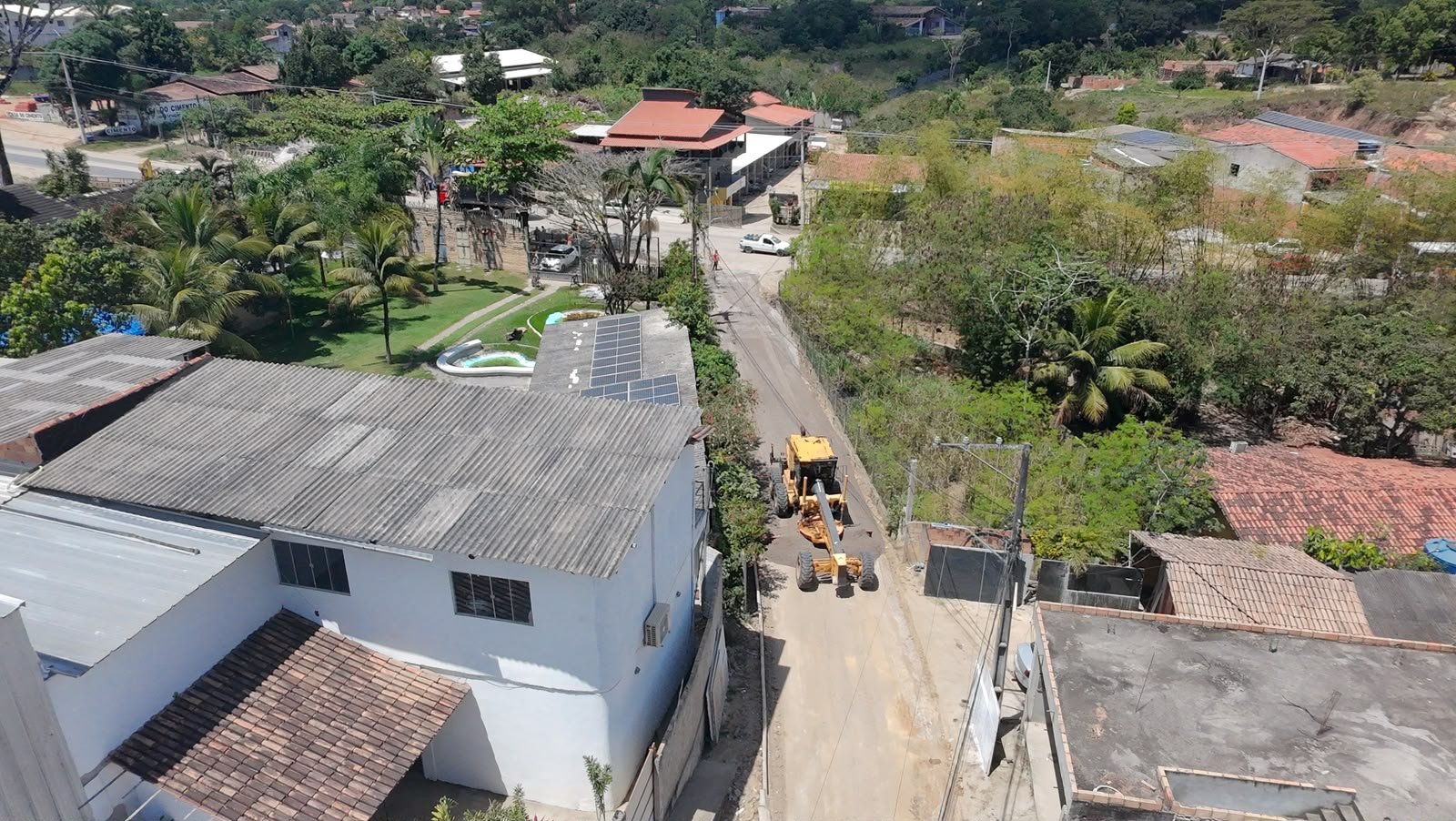 Prefeitura trabalha na pavimentação asfáltica do acesso ao bairro Xandó, em Trancoso