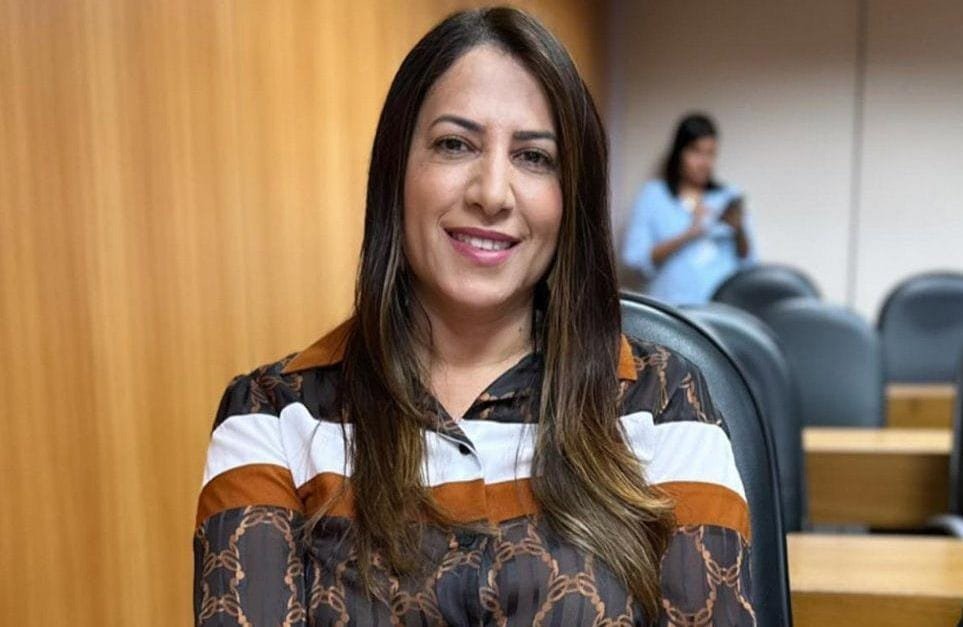 Justiça eleitoral manda retirar painéis de campanha de Cláudia Oliveira e dá 48 horas para cumprimento em Porto Seguro