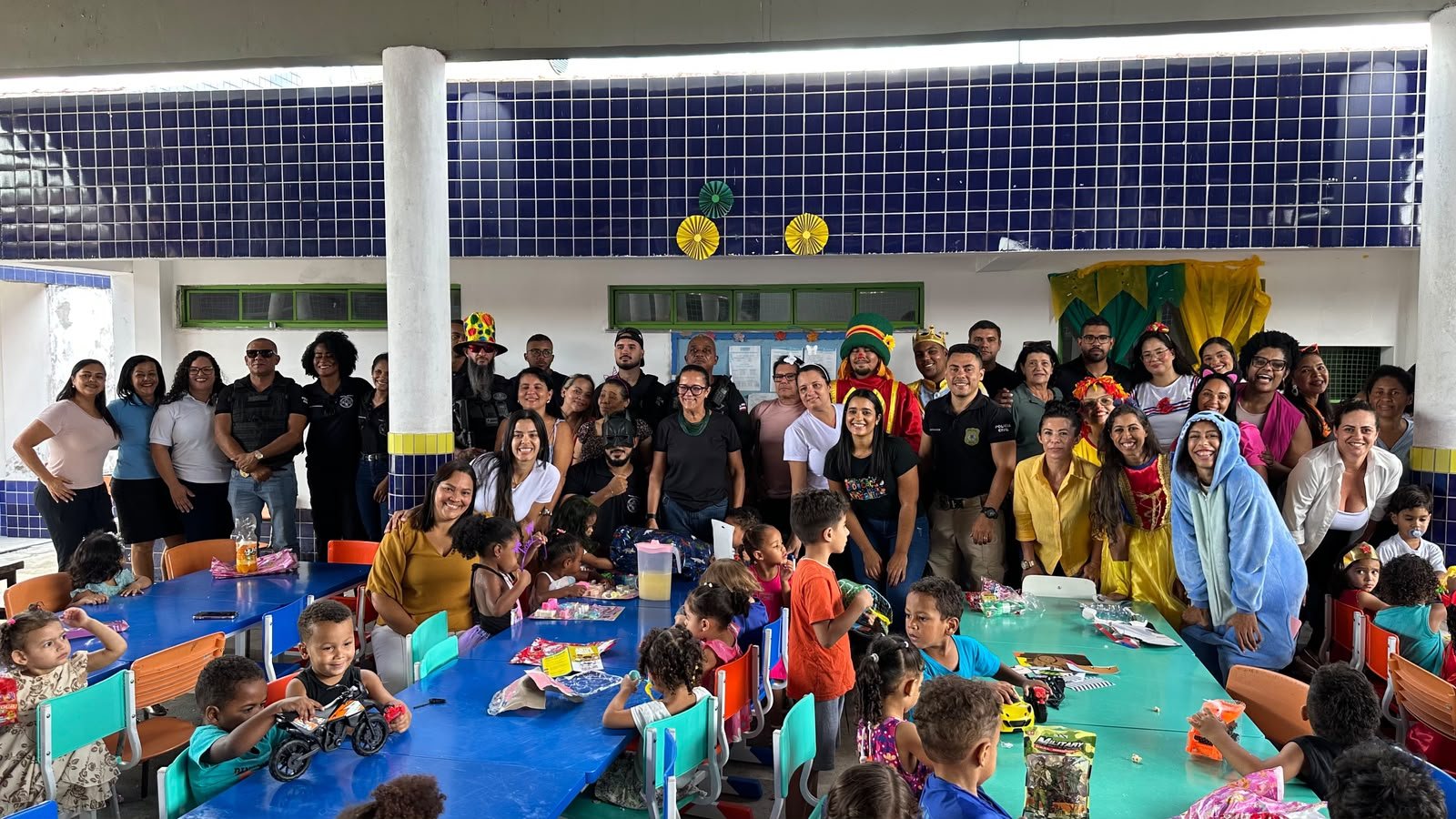 Polícia Civil e DPT distribuem mais de mil brinquedos durante ação social em Eunápolis