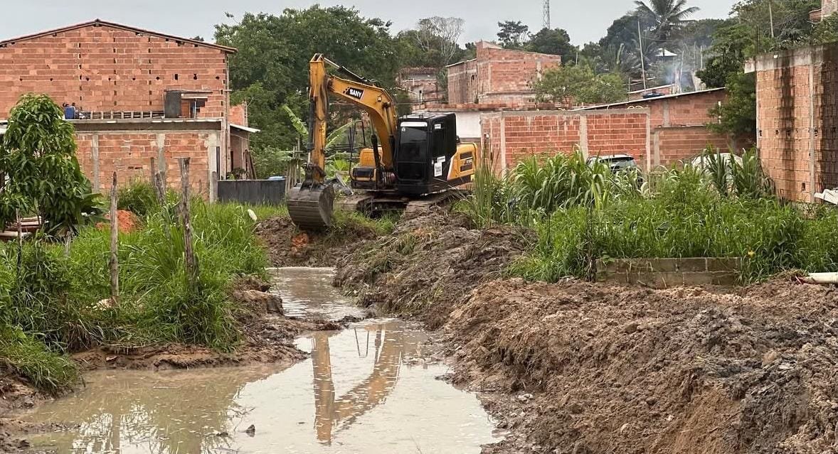 Prefeitura de Porto Seguro realiza limpeza preventiva no Alto do Vilas para reduzir riscos de alagamentos