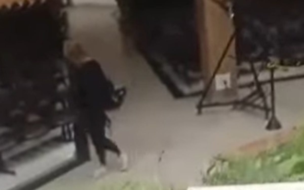 Mulher armada invade igreja em MG e faz disparos