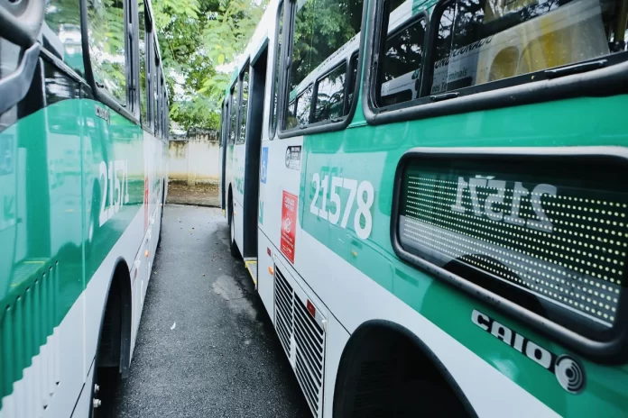 Santa Cruz e Vale das Pedrinhas já estão sem ônibus há quatro dias por causa da violência